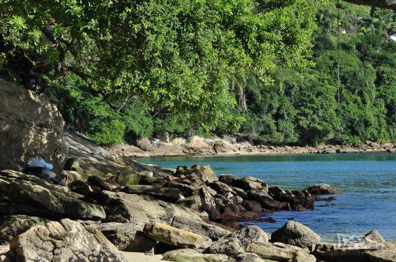 O fantástico e bucólico visual da praia de Sepultura, em Bombinhas, litoral de Santa Catarina
